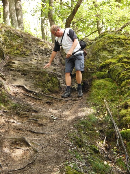 mittelrhein klettersteig.jpg - Na een klein uur stopt de regen. Terwijl de zon weer volop schijnt wordt de wandelroute af en toe een flinke klauterpartij. Het blijkt dat we ergens de gewone route hebben verlaten en op een klettersteig route terecht gekomen zijn.